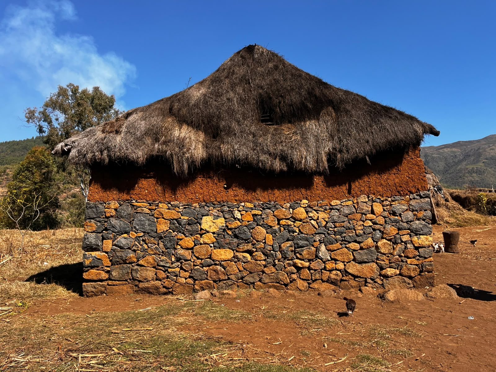 Maison traditionnelle en pierre et terre au toit de chaume